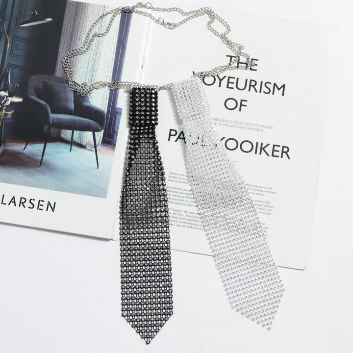 Collana con cravatta creativa con strass ultra-lucidi