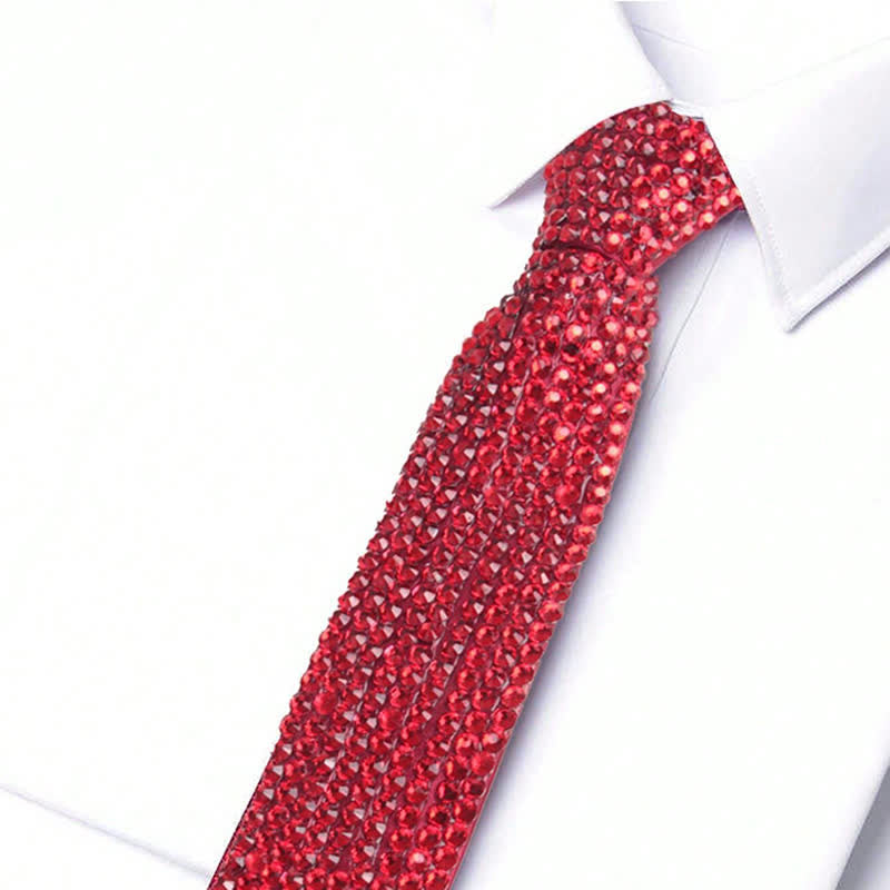 Cravatta creativa con strass scintillanti in stile diamante