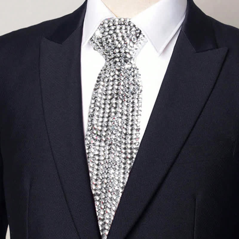 Cravatta creativa con strass scintillanti in stile diamante