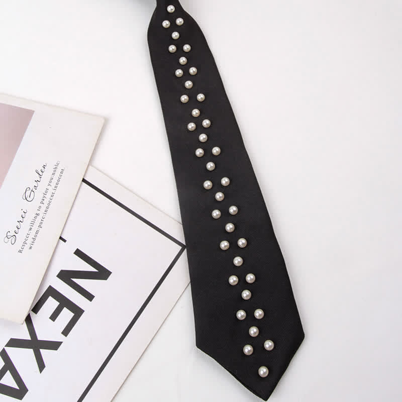 Elegante cravatta creativa tempestata di perle artificiali