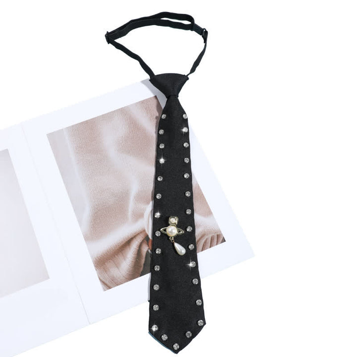 Cravatta pre-annodata creativa con borchie di strass neri
