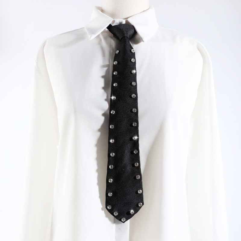 Cravatta pre-annodata creativa con borchie di strass neri