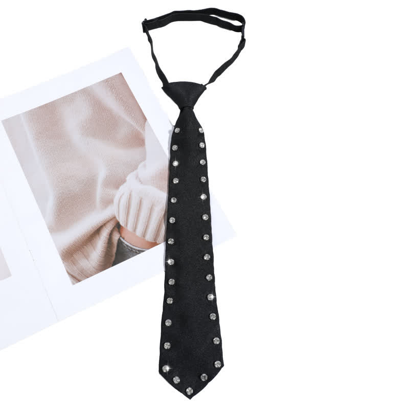 Cravatta pre-annodata creativa con borchie di strass neri