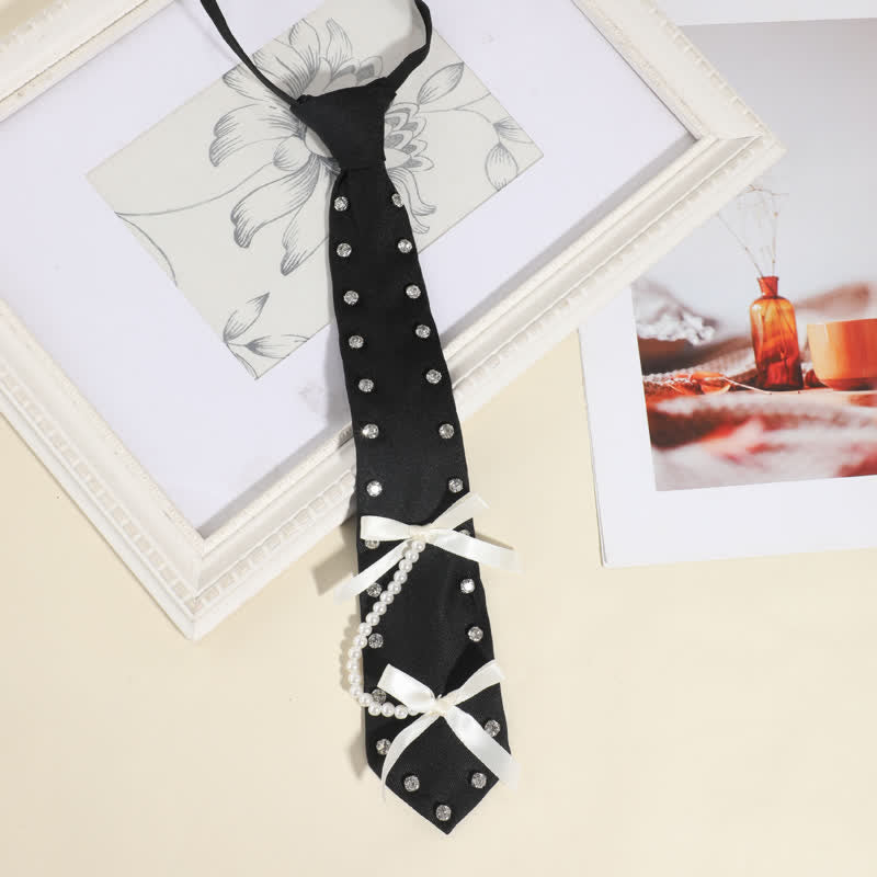 Cravatta pre-annodata creativa con borchie di strass neri