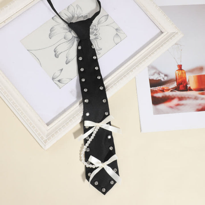 Cravatta pre-annodata creativa con borchie di strass neri