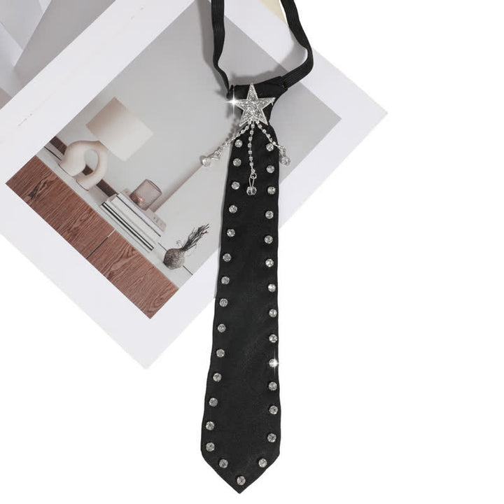 Cravatta pre-annodata creativa con borchie di strass neri