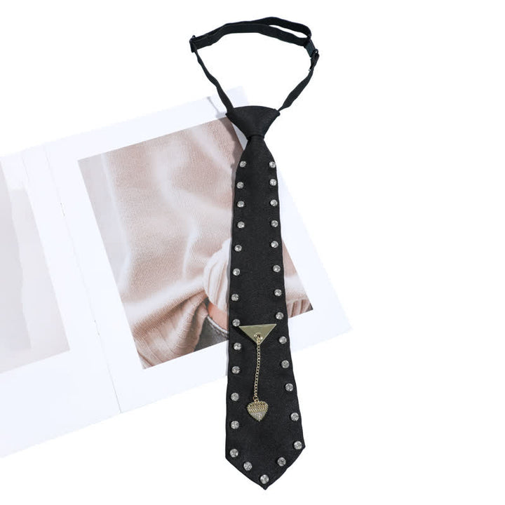 Cravatta pre-annodata creativa con borchie di strass neri