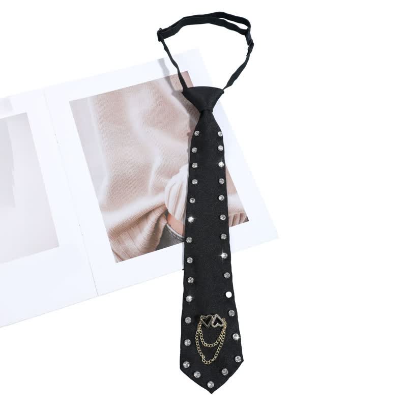 Cravatta pre-annodata creativa con borchie di strass neri