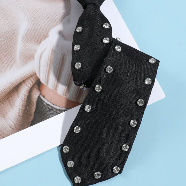 Cravatta pre-annodata creativa con borchie di strass neri