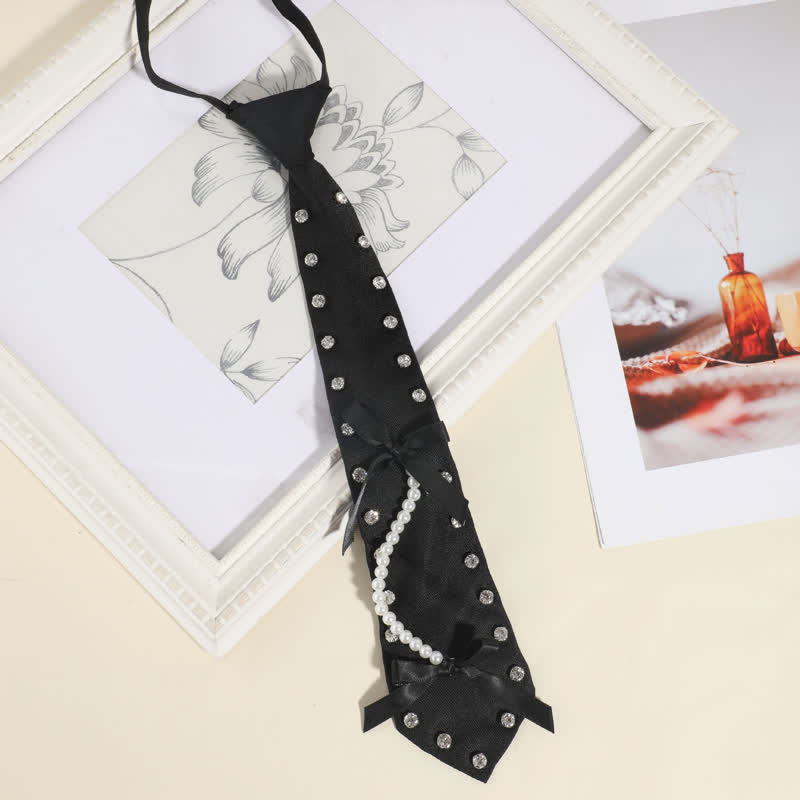 Cravatta pre-annodata creativa con borchie di strass neri