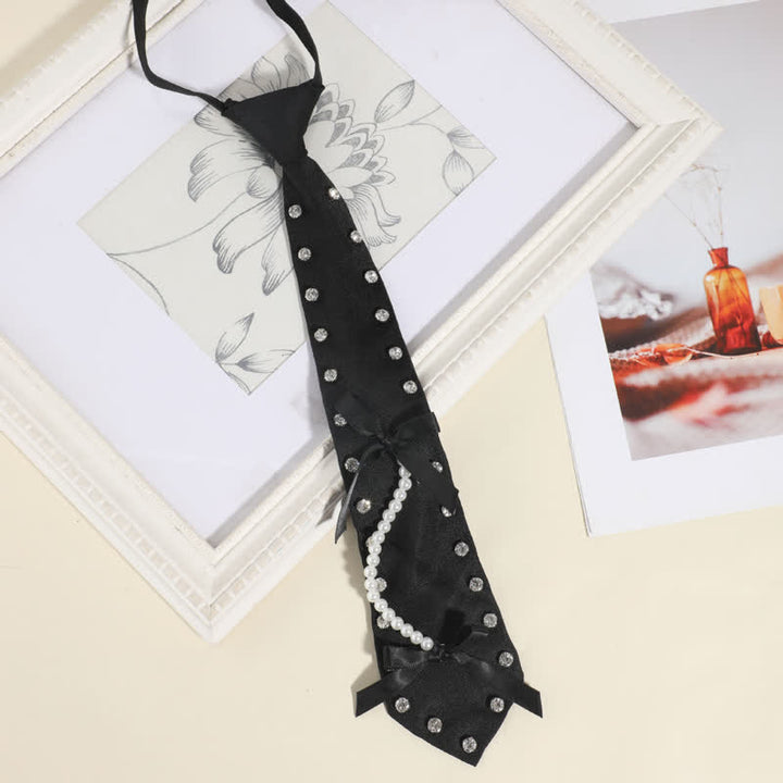 Cravatta pre-annodata creativa con borchie di strass neri