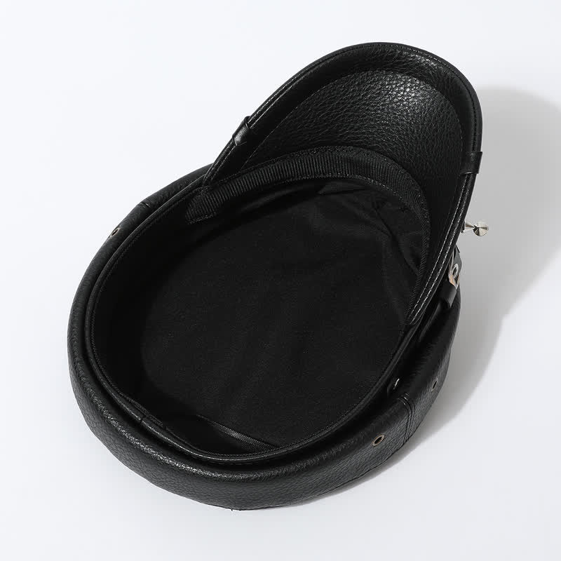 Cappello basco in pelle nera con teschio e rivetti blu navy da donna