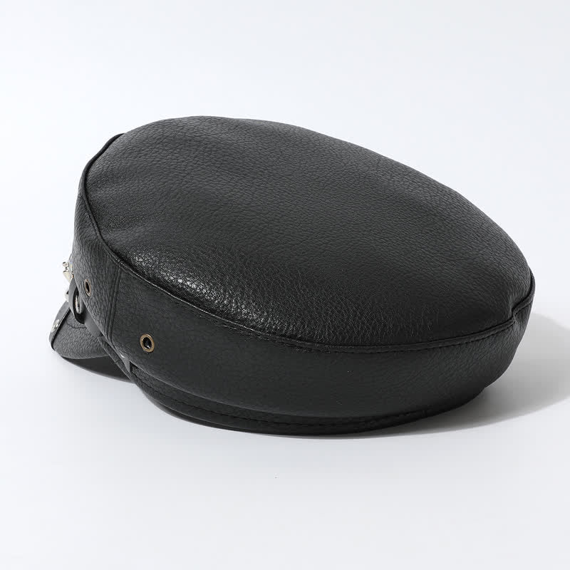 Cappello basco in pelle nera con teschio e rivetti blu navy da donna