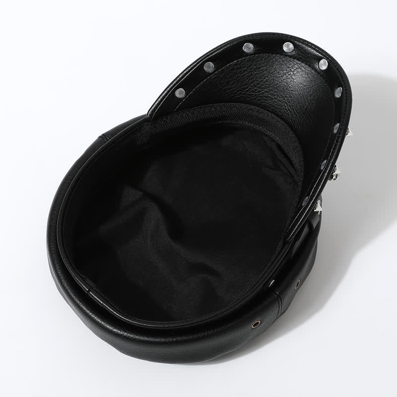 Cappello basco in pelle nera con borchie a forma di cuore in stile hip-hop