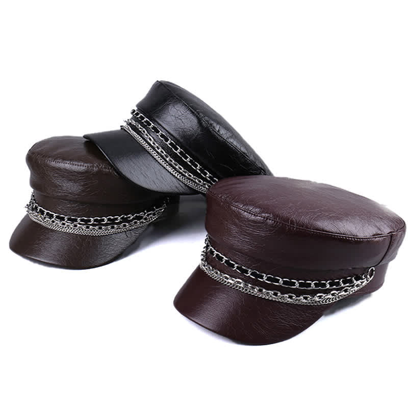 Cappello basco da donna in pelle nera con catena decorata e parte superiore piatta