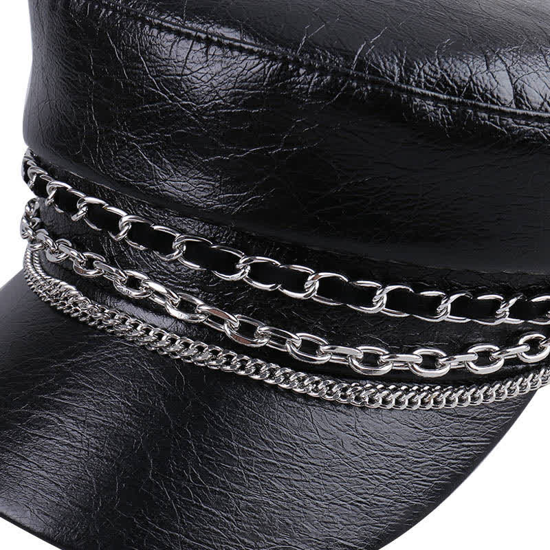 Cappello basco da donna in pelle nera con catena decorata e parte superiore piatta