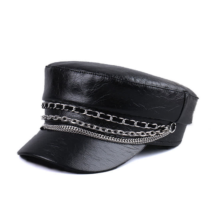 Cappello basco da donna in pelle nera con catena decorata e parte superiore piatta