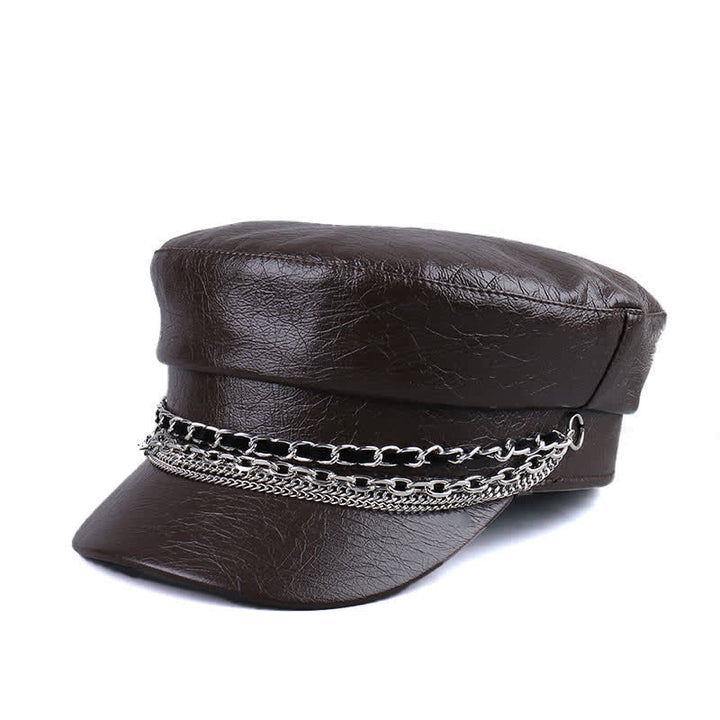 Cappello basco da donna in pelle nera con catena decorata e parte superiore piatta