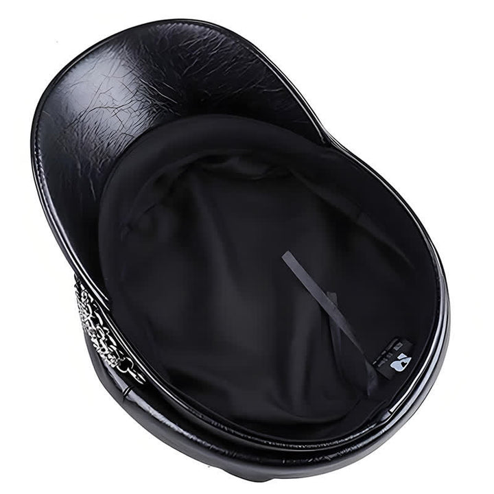 Cappello basco da donna in pelle nera con catena decorata e parte superiore piatta