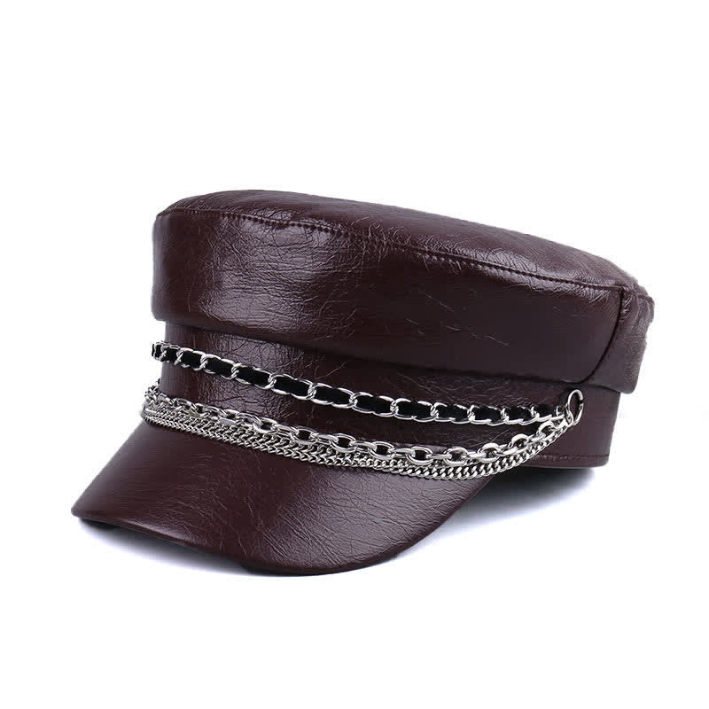 Cappello basco da donna in pelle nera con catena decorata e parte superiore piatta