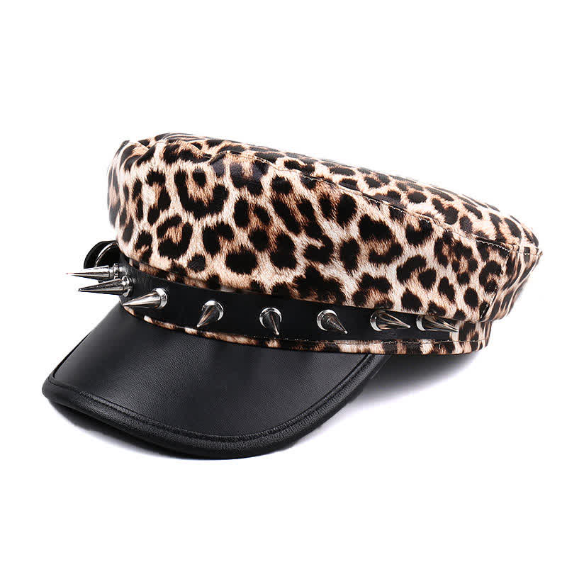 Cappello basco da donna in pelle con stampa leopardata e decorazioni con rivetti