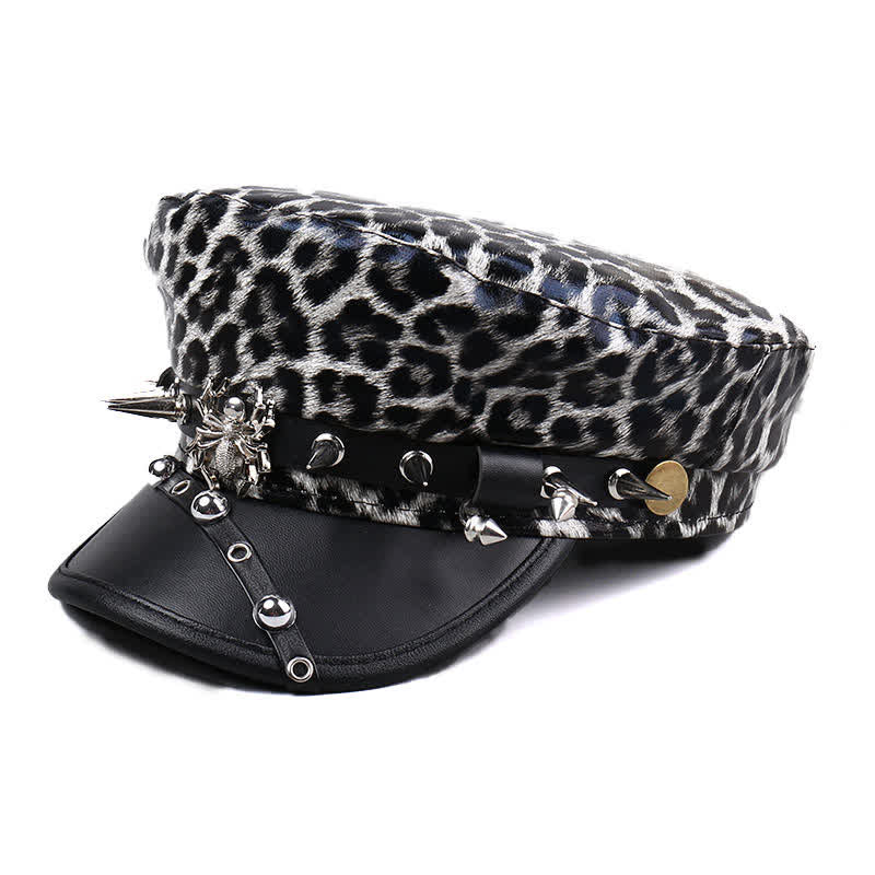 Cappello basco da donna in pelle con stampa leopardata e decorazioni con rivetti