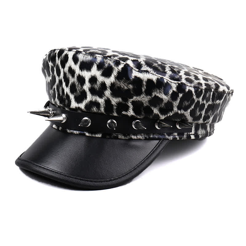Cappello basco da donna in pelle con stampa leopardata e decorazioni con rivetti