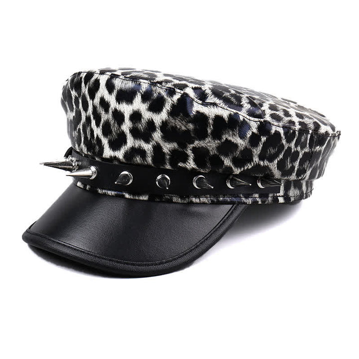 Cappello basco da donna in pelle con stampa leopardata e decorazioni con rivetti