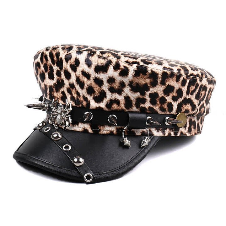 Cappello basco da donna in pelle con stampa leopardata e decorazioni con rivetti