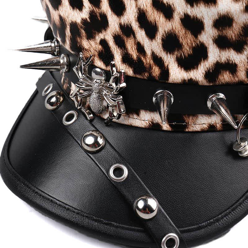 Cappello basco da donna in pelle con stampa leopardata e decorazioni con rivetti