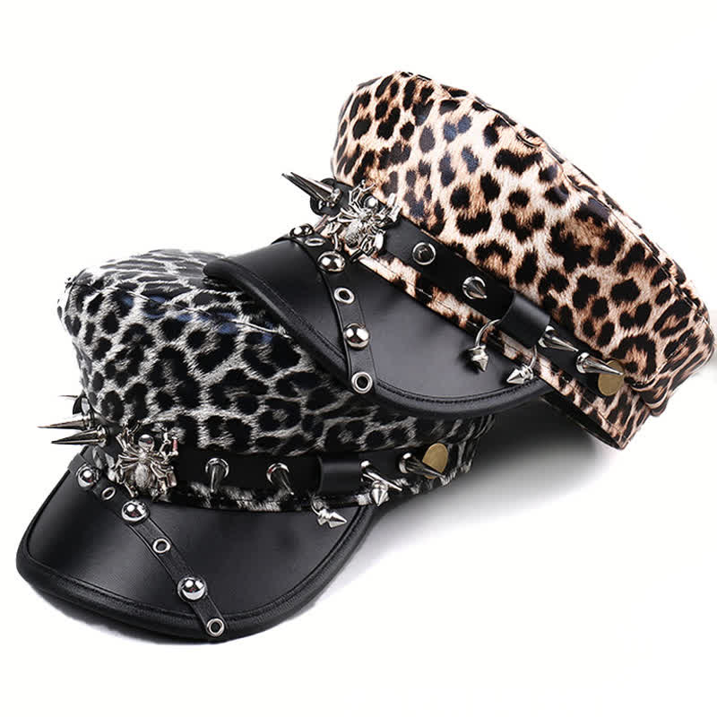 Cappello basco da donna in pelle con stampa leopardata e decorazioni con rivetti