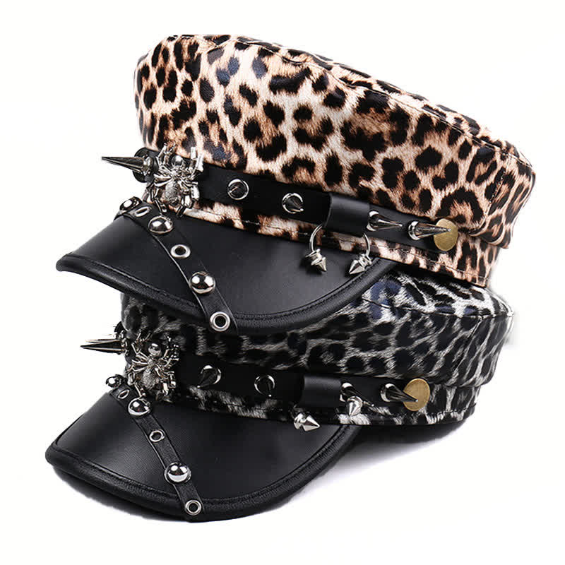 Cappello basco da donna in pelle con stampa leopardata e decorazioni con rivetti