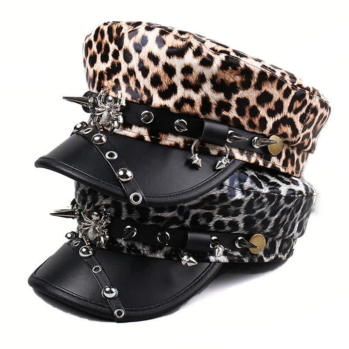 Cappello basco da donna in pelle con stampa leopardata e decorazioni con rivetti