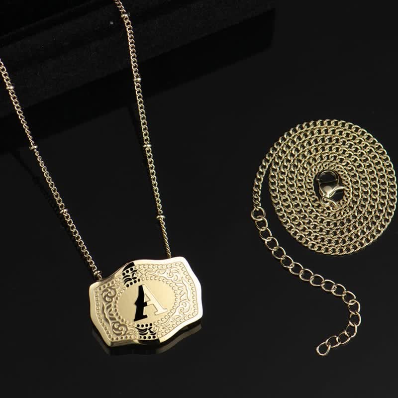 Collana con lettera iniziale in rilievo in oro