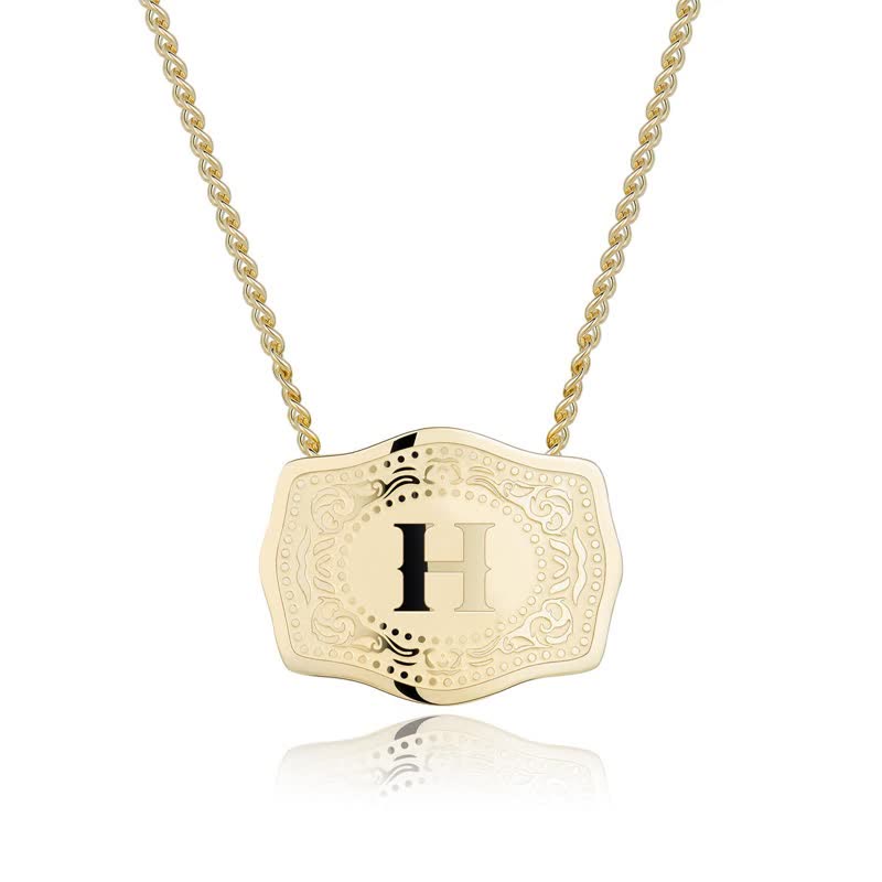 Collana con lettera iniziale in rilievo in oro