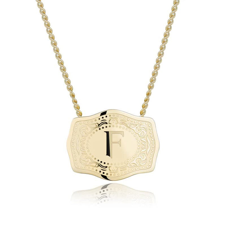 Collana con lettera iniziale in rilievo in oro