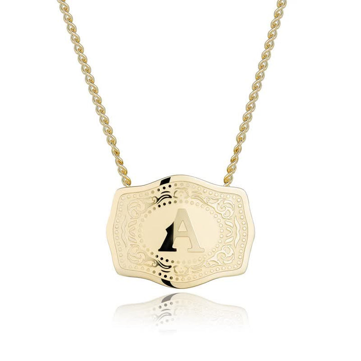 Collana con lettera iniziale in rilievo in oro