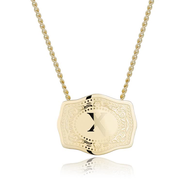 Collana con lettera iniziale in rilievo in oro
