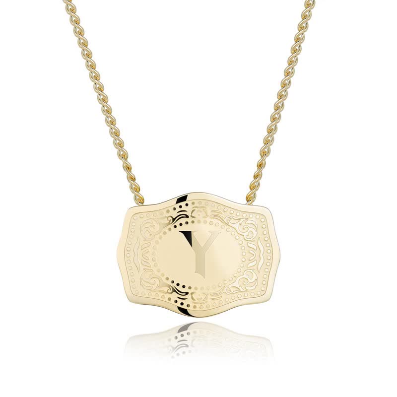 Collana con lettera iniziale in rilievo in oro