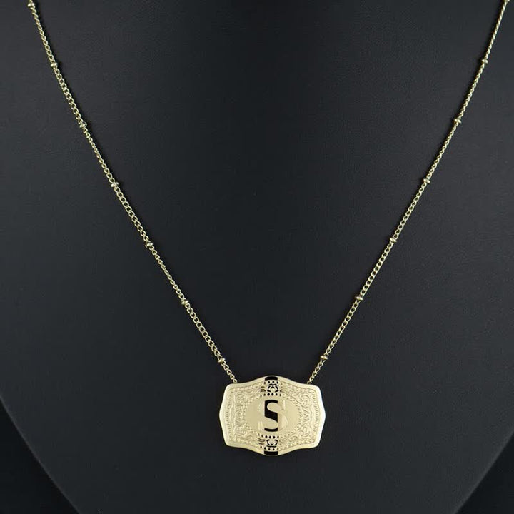 Collana con lettera iniziale in rilievo in oro