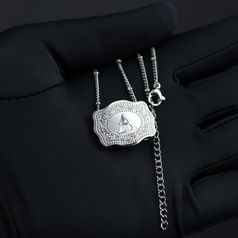 Collana con lettera iniziale in rilievo in argento