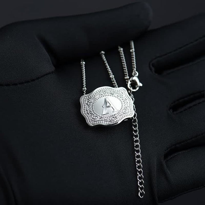 Collana con lettera iniziale in rilievo in argento