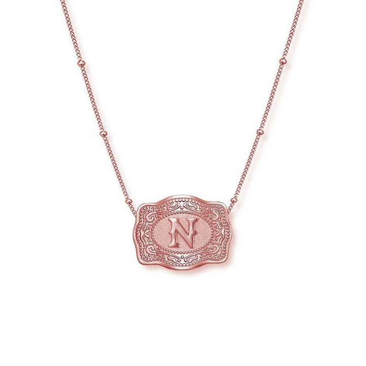 Collana con lettera iniziale in rilievo in oro rosa