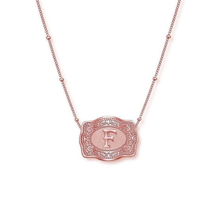 Collana con lettera iniziale in rilievo in oro rosa