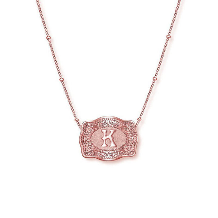 Collana con lettera iniziale in rilievo in oro rosa