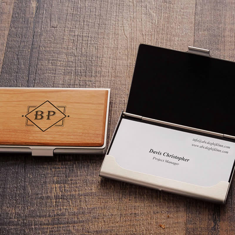Porta biglietti da visita in legno con nome inciso personalizzato - image 1
