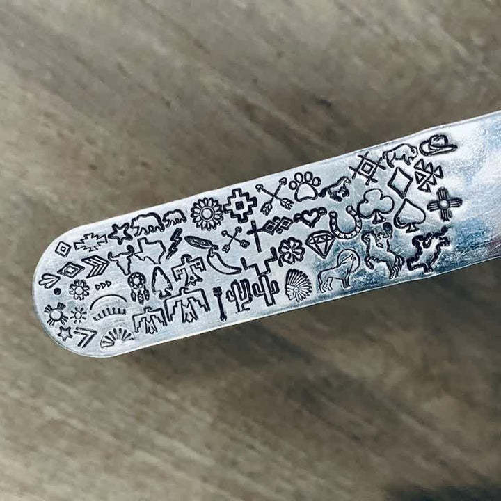 Collana in acciaio inossidabile con iniziale personalizzata in argento con mini targhetta per bovini - image 3