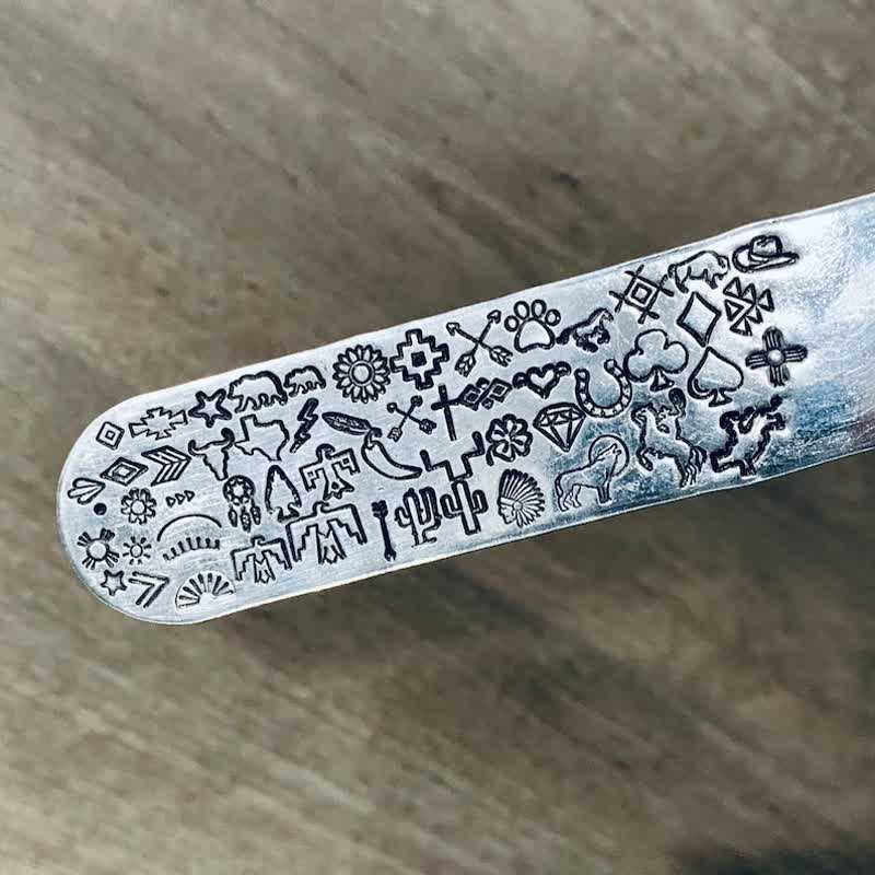 Collana in acciaio inossidabile con iniziale personalizzata in argento con mini targhetta per bovini - image 2