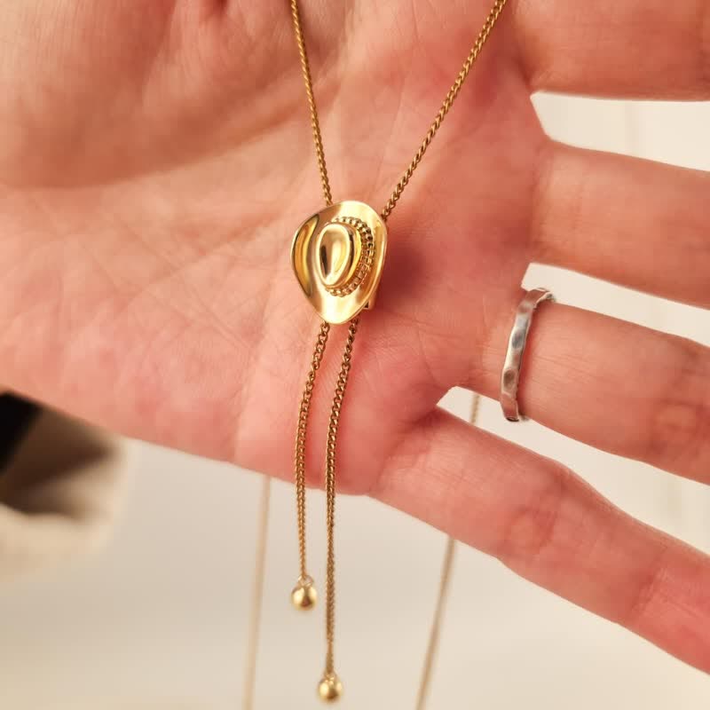 Collana con ciondolo personalizzato a forma di cappello da cowboy western con iniziale - Oro - image 0