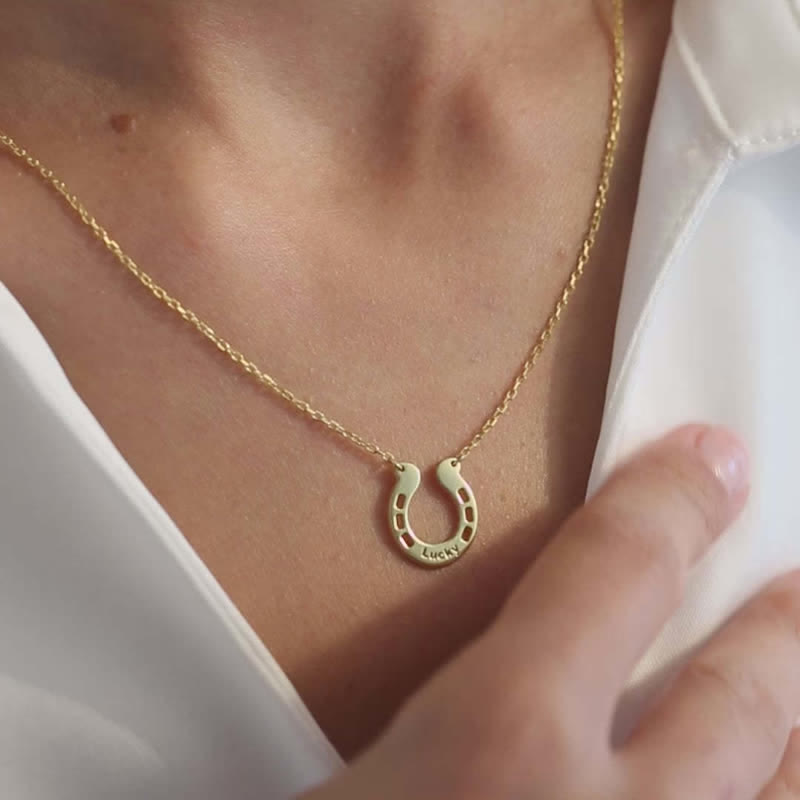 Collana con ciondolo a forma di ferro di cavallo portafortuna a forma di U con nome personalizzato - image 4